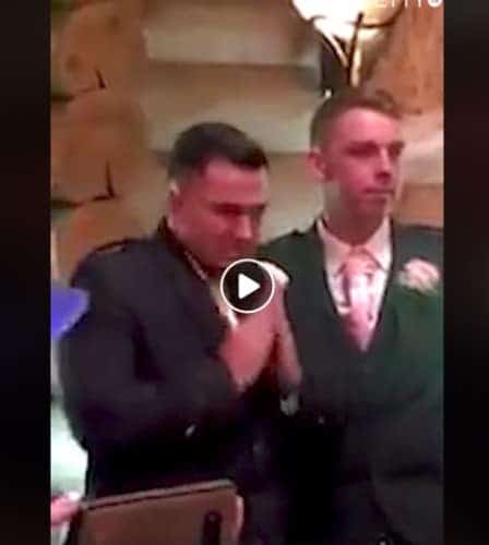 Este novio llora de emoción al ver aparecer a la novia en el altar