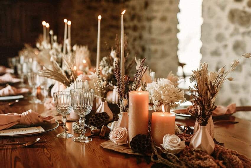 Camino de mesa de velas y flores. Editorial Benigalip. Sweet Event WP